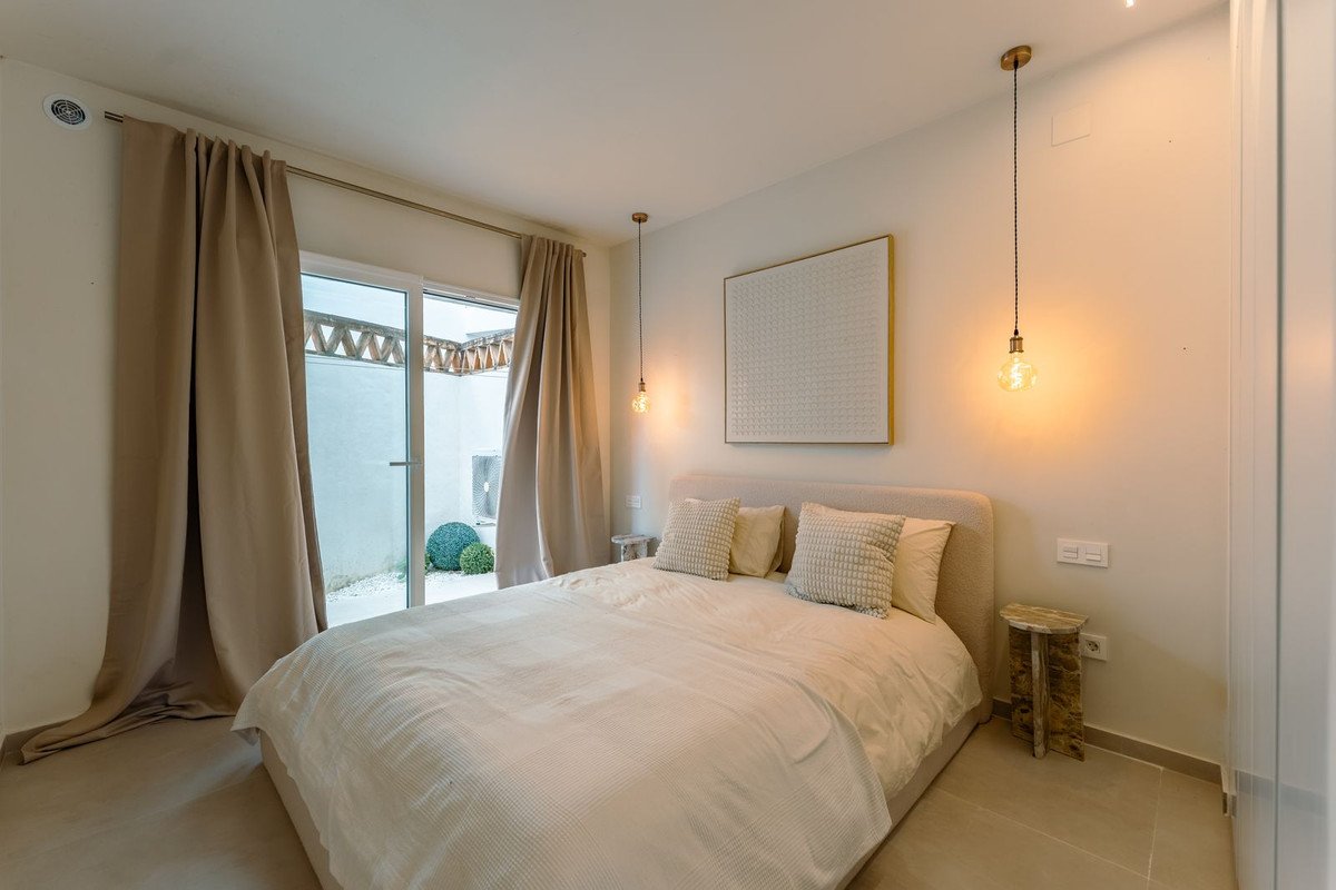2 Bed Ground Floor Apartment in Aloha