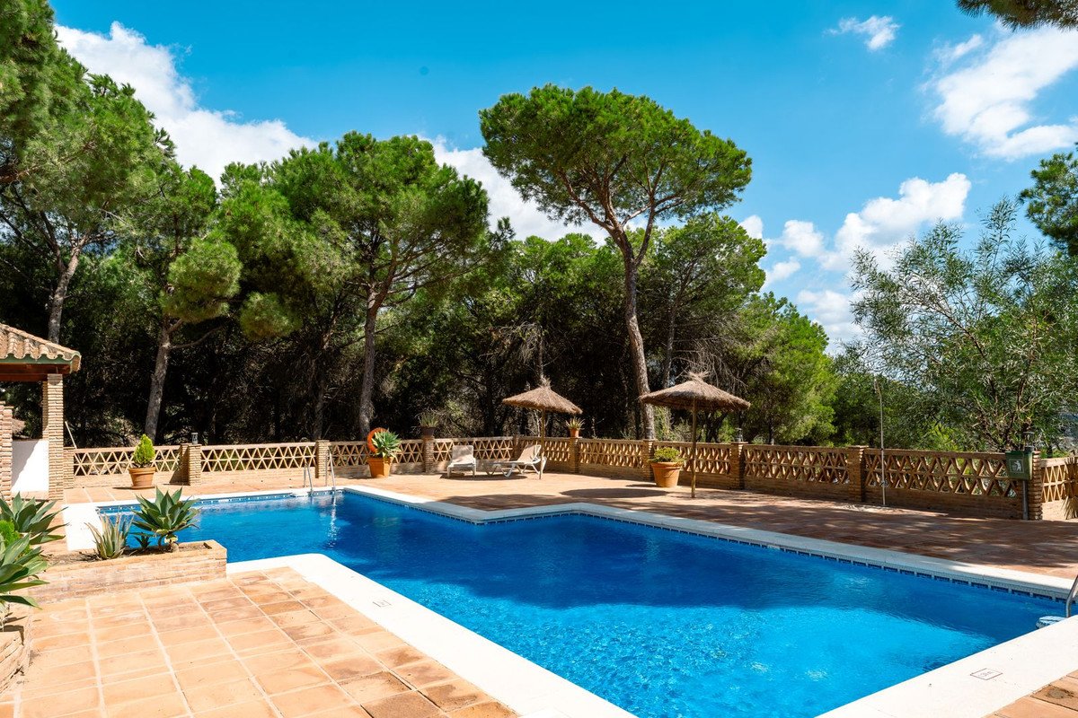 2 Bed Ground Floor Apartment in Aloha