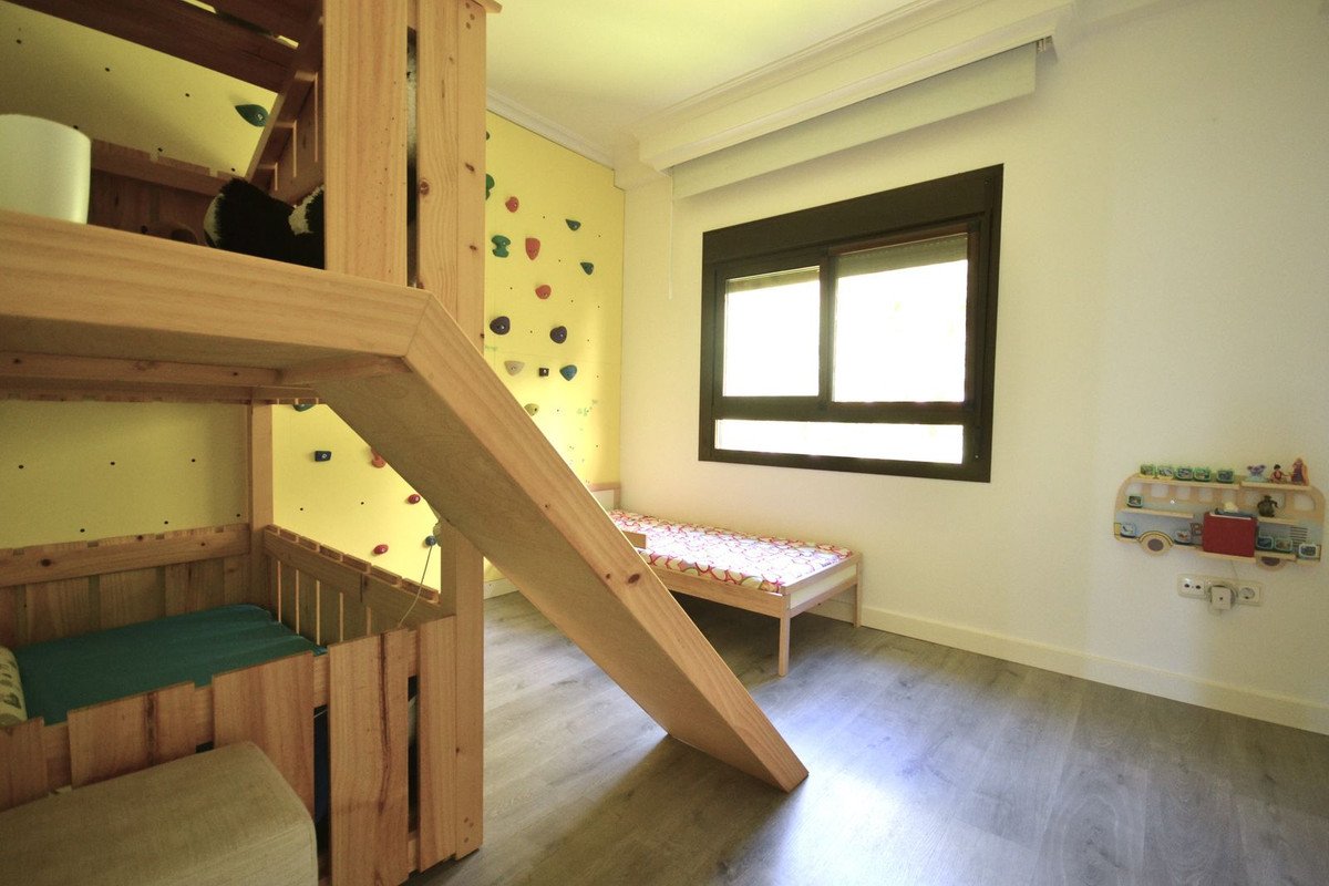 4 Bed Middle Floor Apartment in Torremolinos