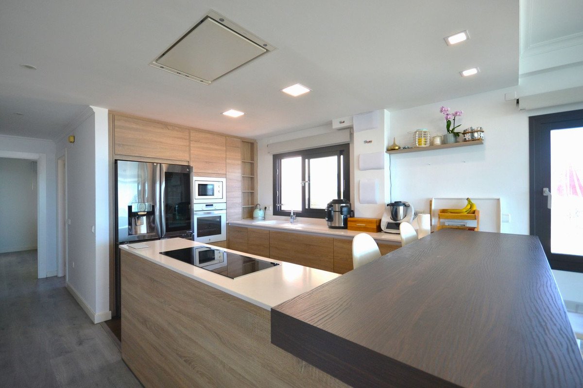4 Bed Middle Floor Apartment in Torremolinos