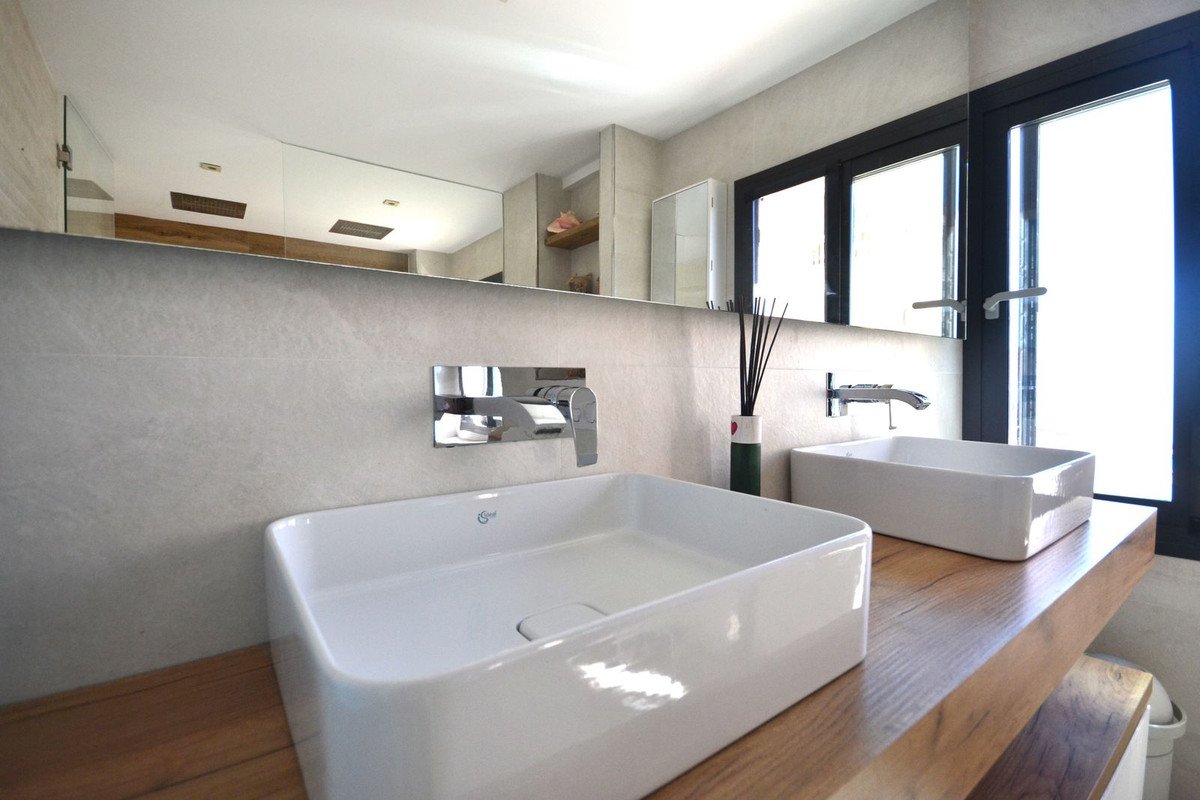 4 Bed Middle Floor Apartment in Torremolinos