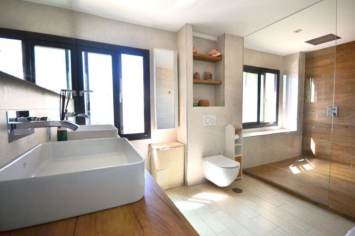 4 Bed Middle Floor Apartment in Torremolinos