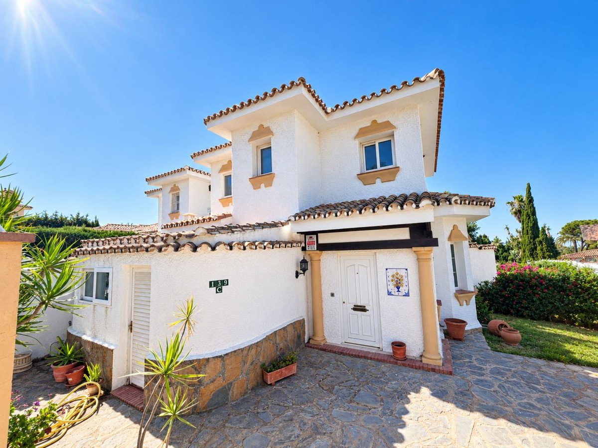 2 Bed Townhouse in El Paraiso