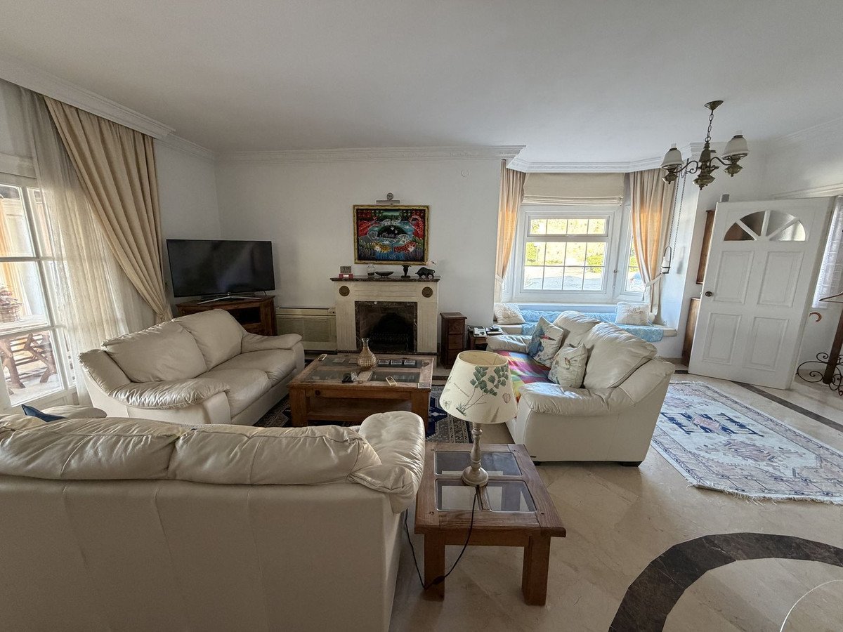 2 Bed Townhouse in El Paraiso