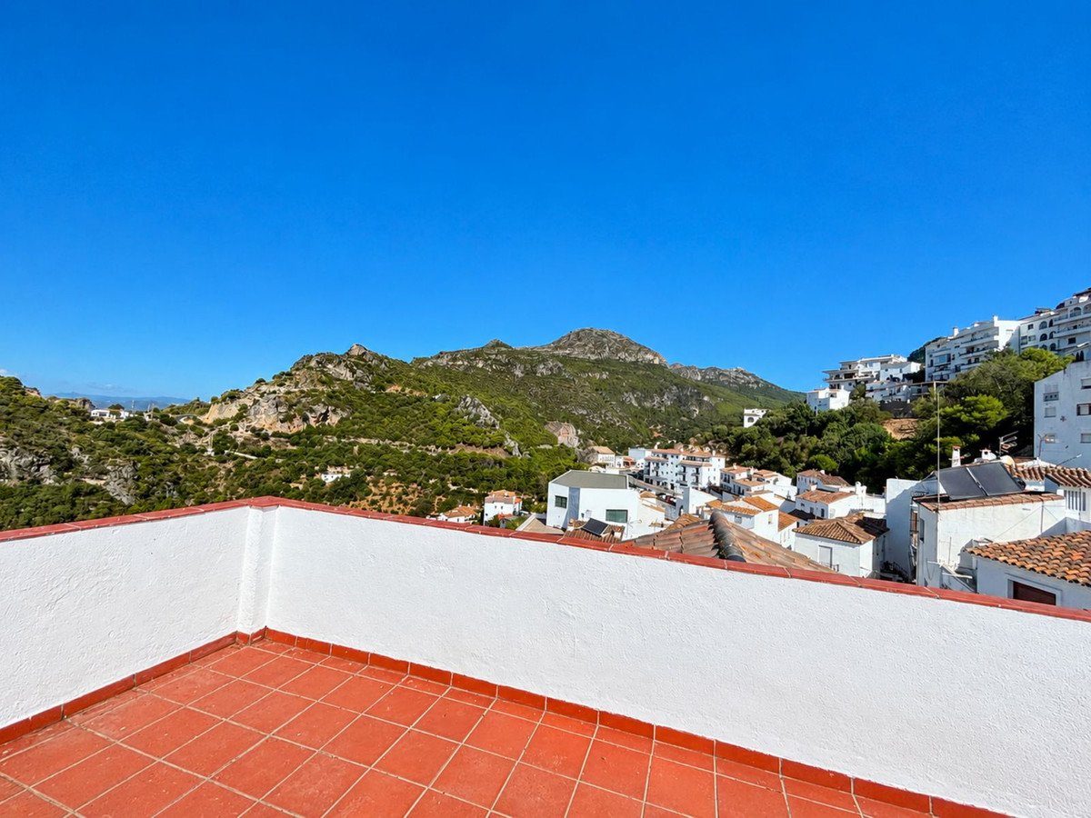 5 Bed Detached Villa in Casares