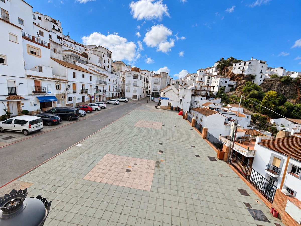 5 Bed Detached Villa in Casares