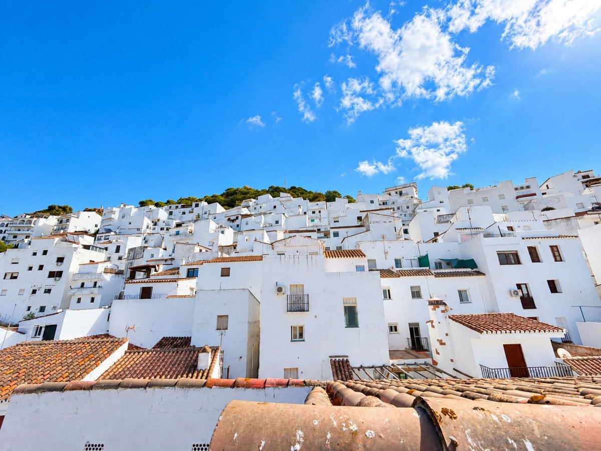 5 Bed Detached Villa in Casares