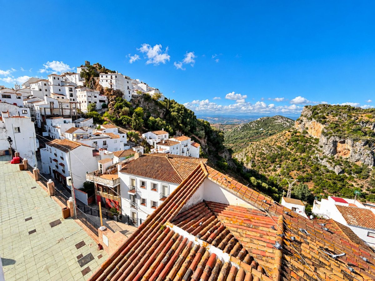 5 Bed Detached Villa in Casares