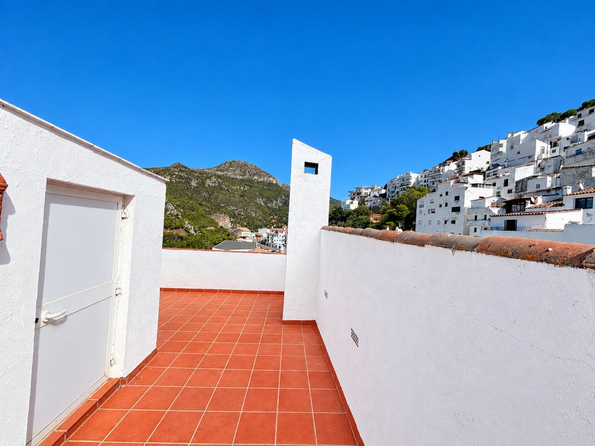 5 Bed Detached Villa in Casares
