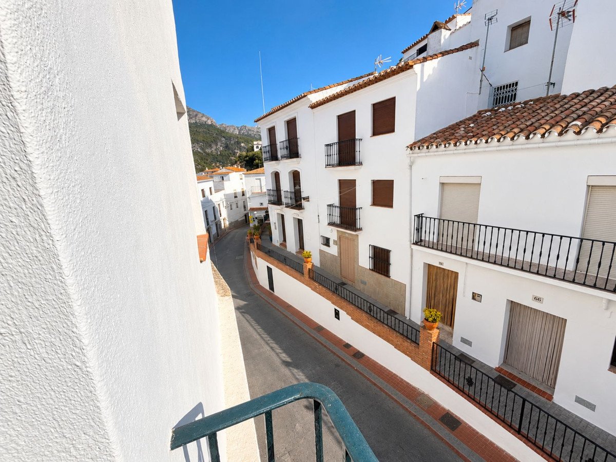 5 Bed Detached Villa in Casares