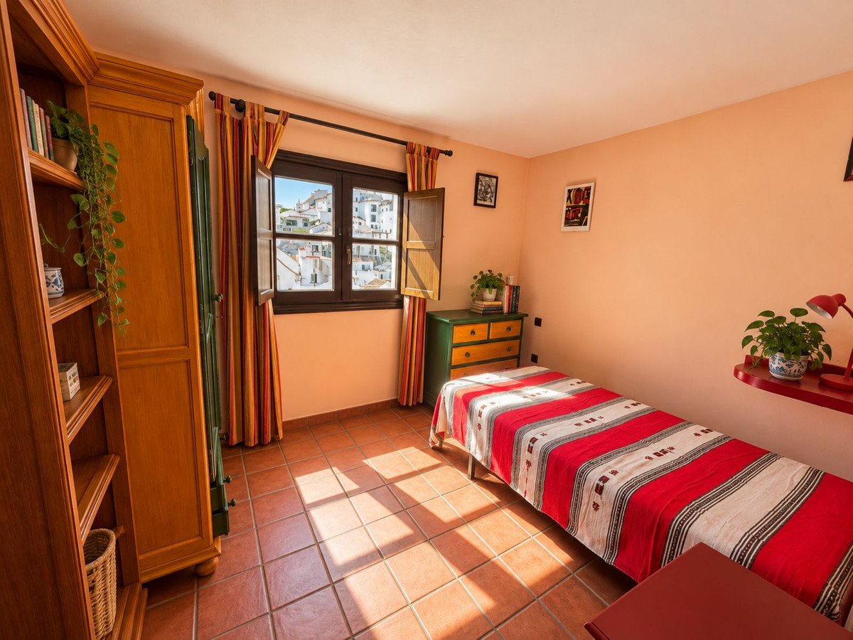 5 Bed Detached Villa in Casares