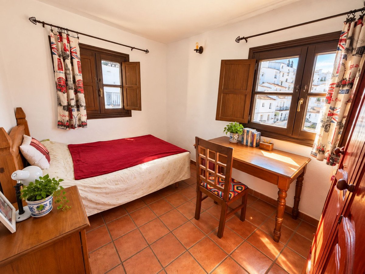 5 Bed Detached Villa in Casares