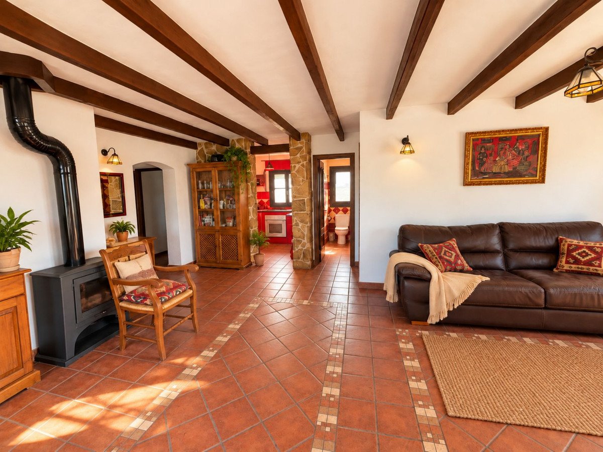 5 Bed Detached Villa in Casares