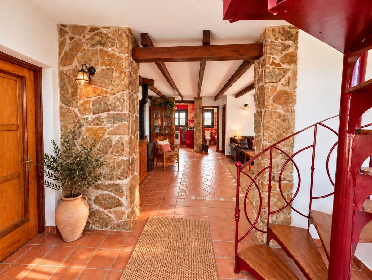 5 Bed Detached Villa in Casares