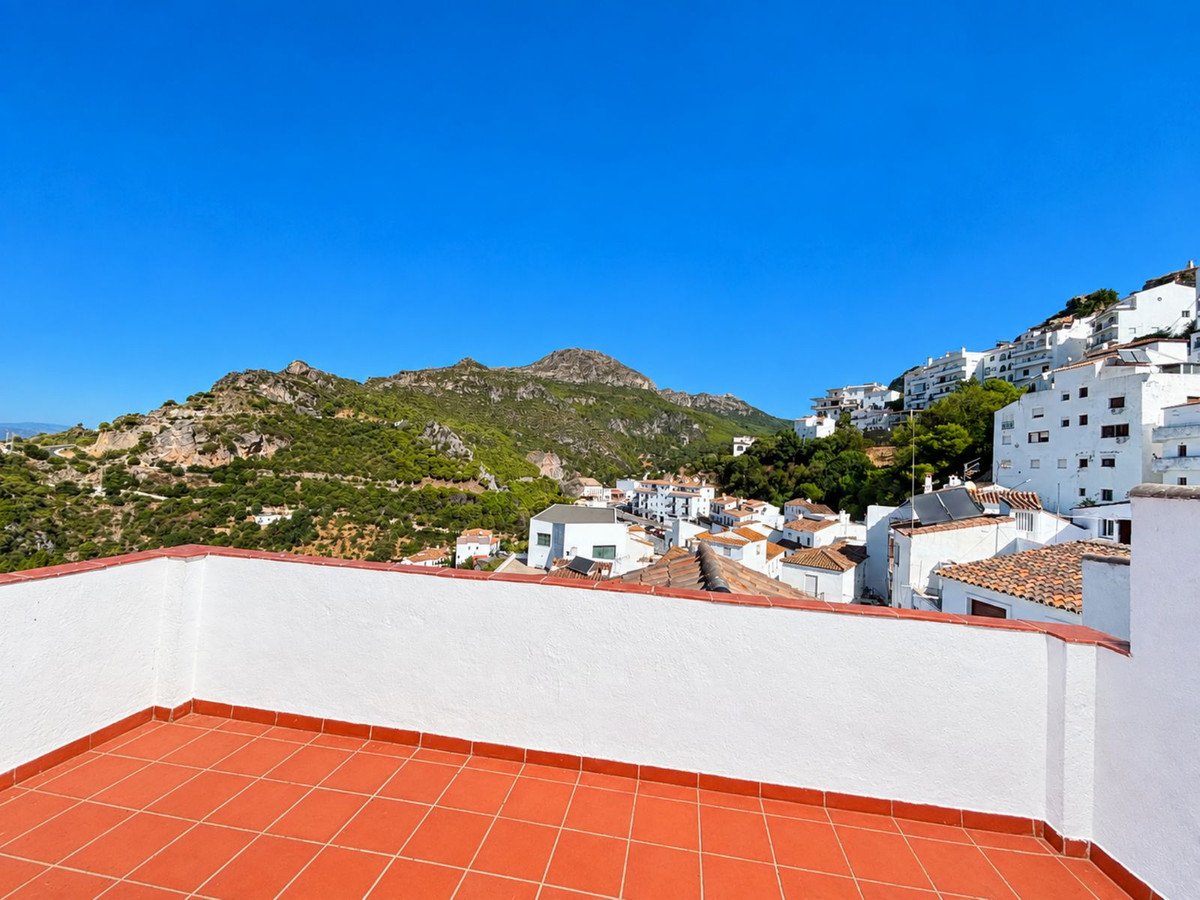 5 Bed Detached Villa in Casares