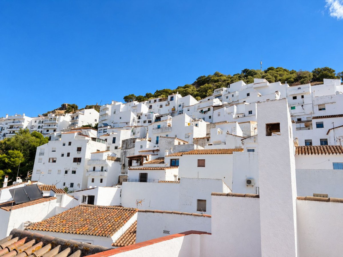 5 Bed Detached Villa in Casares