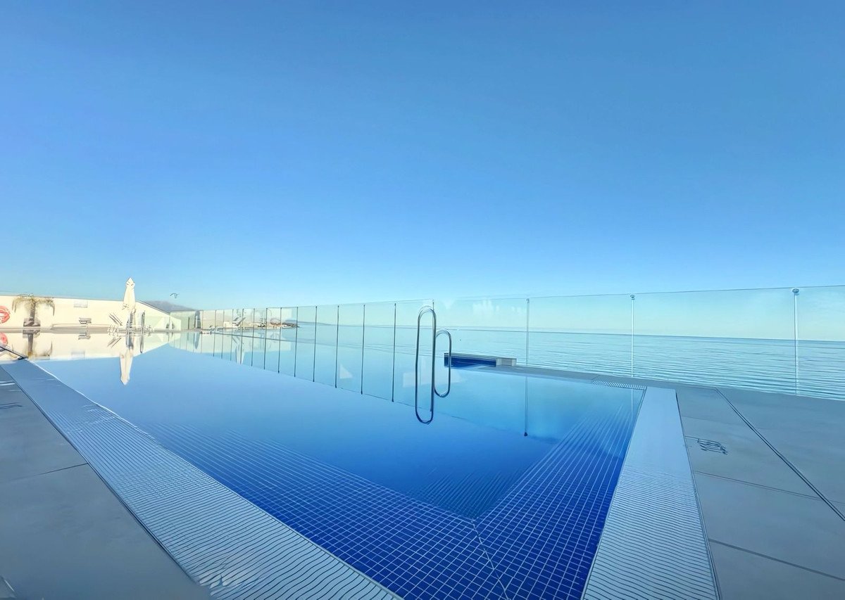3 Bed Middle Floor Apartment in Estepona