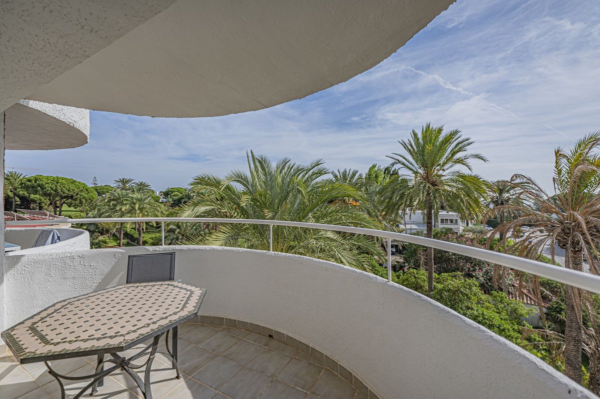 Middle Floor Studio in Marbesa