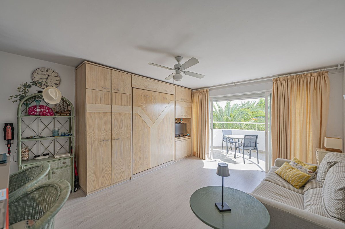 Middle Floor Studio in Marbesa