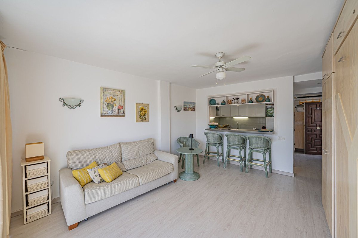 Middle Floor Studio in Marbesa