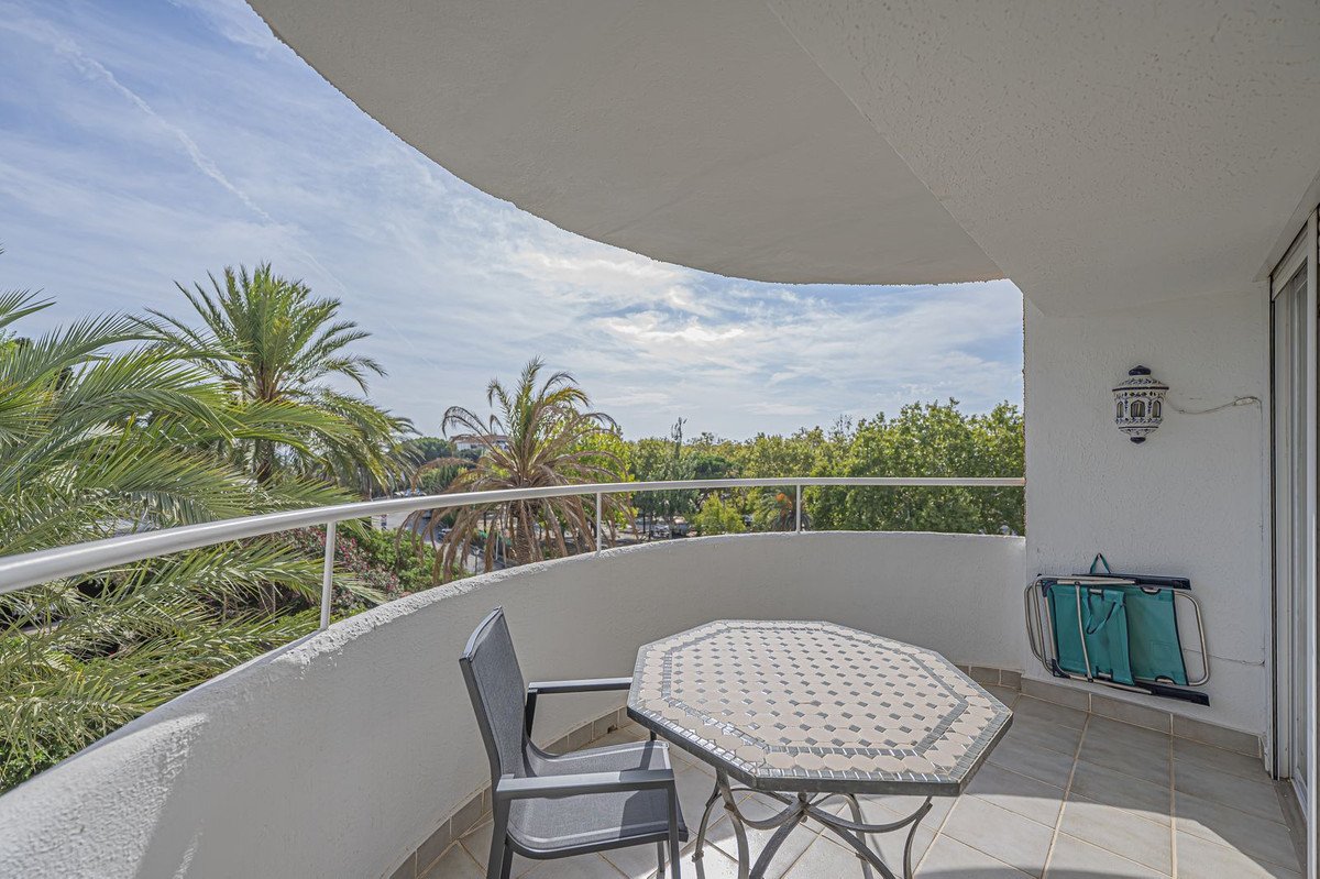 Middle Floor Studio in Marbesa