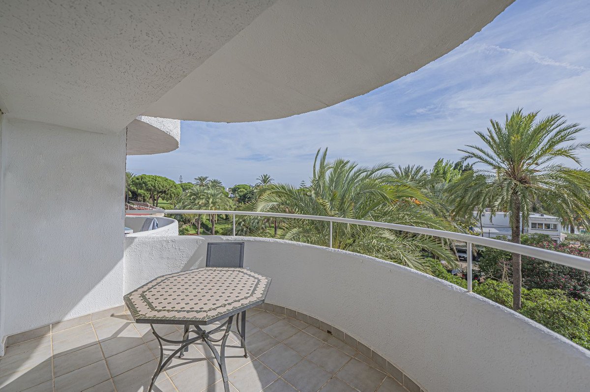 Middle Floor Studio in Marbesa