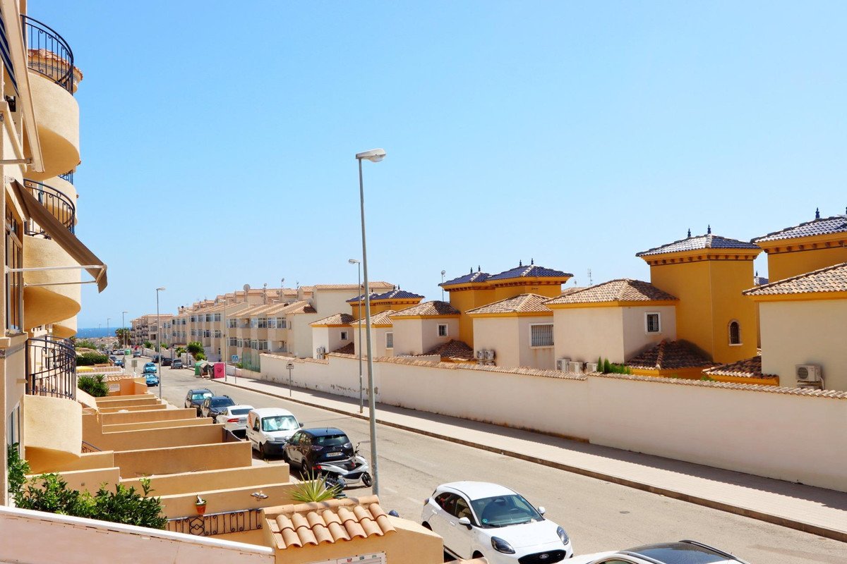 2 Bed Middle Floor Apartment in Orihuela Costa