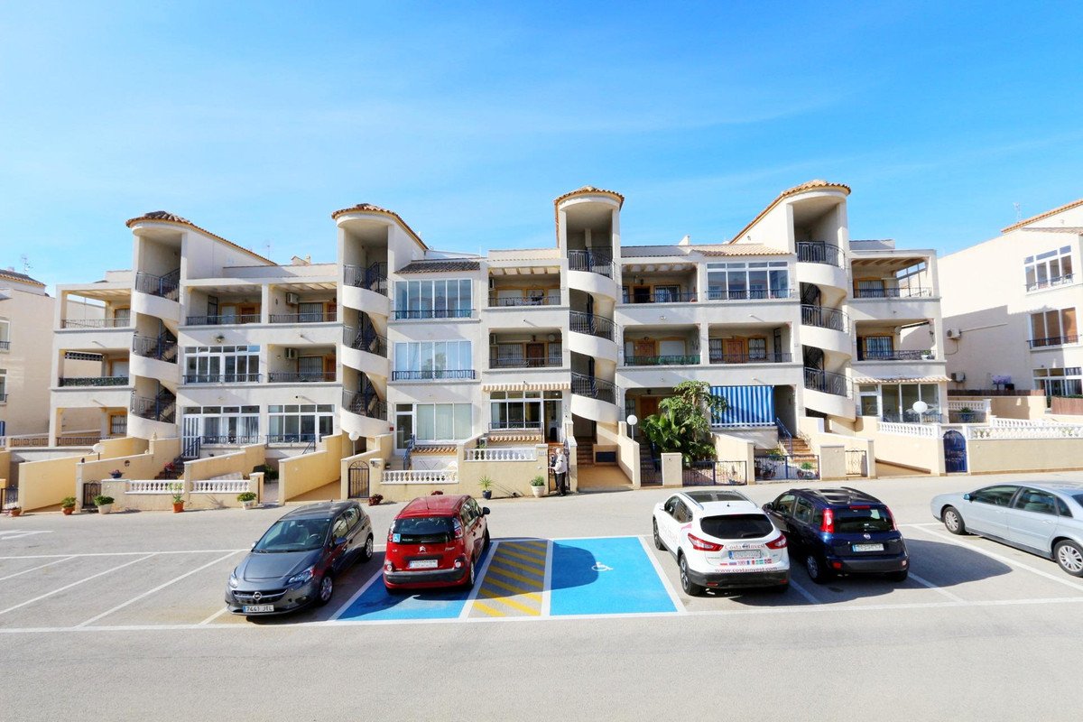 2 Bed Middle Floor Apartment in Orihuela Costa