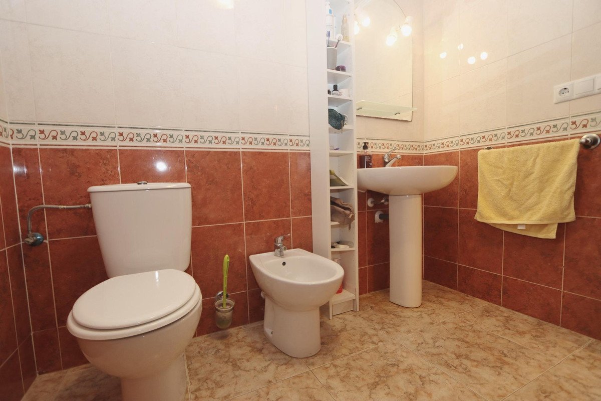 2 Bed Middle Floor Apartment in Orihuela Costa