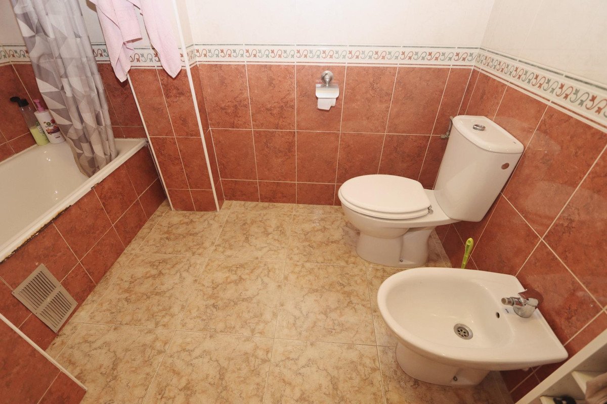 2 Bed Middle Floor Apartment in Orihuela Costa