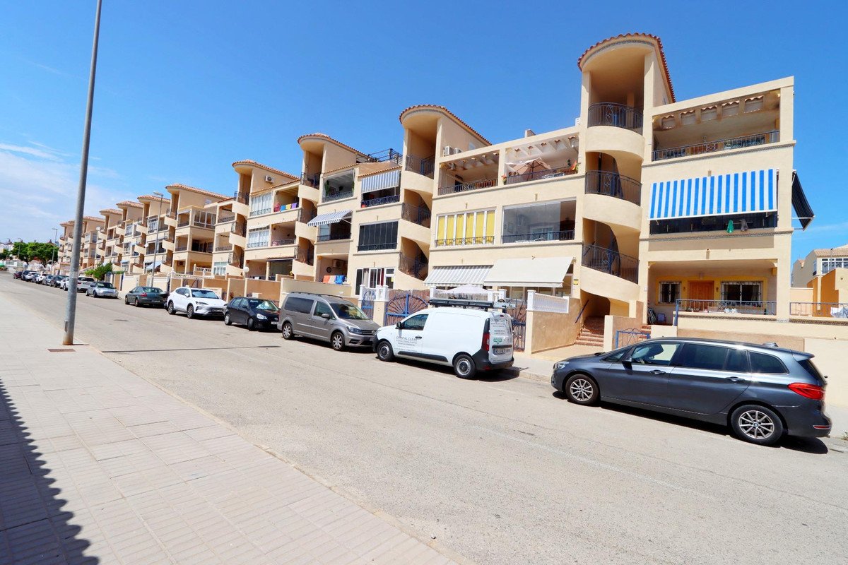 2 Bed Middle Floor Apartment in Orihuela Costa
