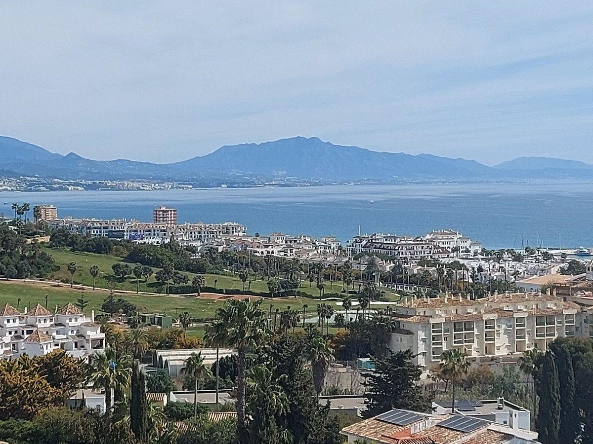 2 Bed Penthouse in La Duquesa