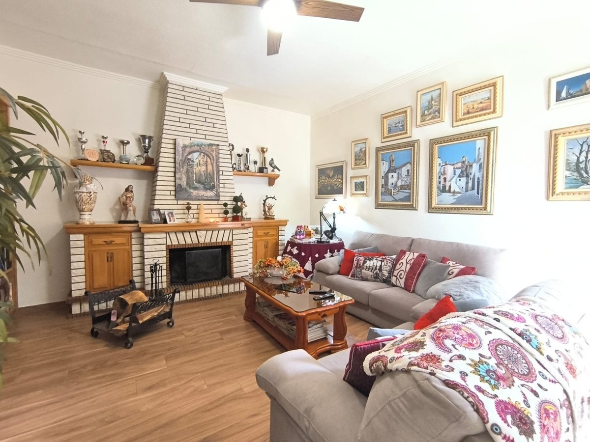 4 Bed Detached Villa in Sax