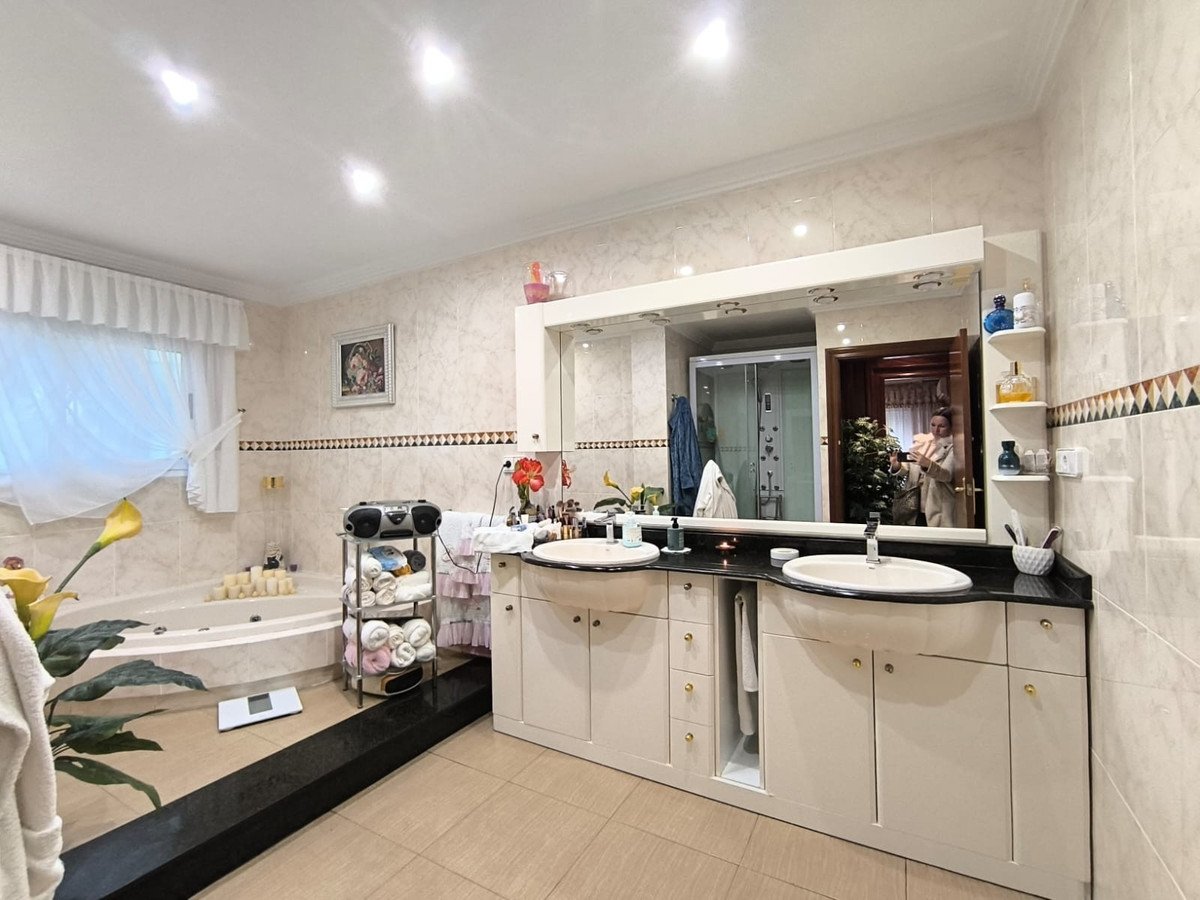 4 Bed Detached Villa in Sax