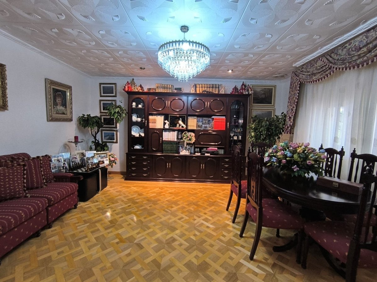 4 Bed Detached Villa in Sax