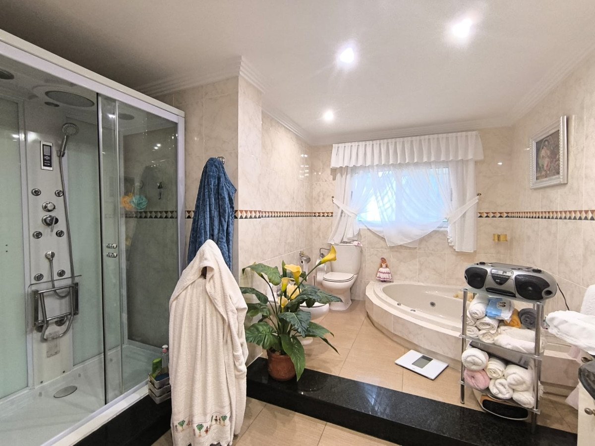 4 Bed Detached Villa in Sax