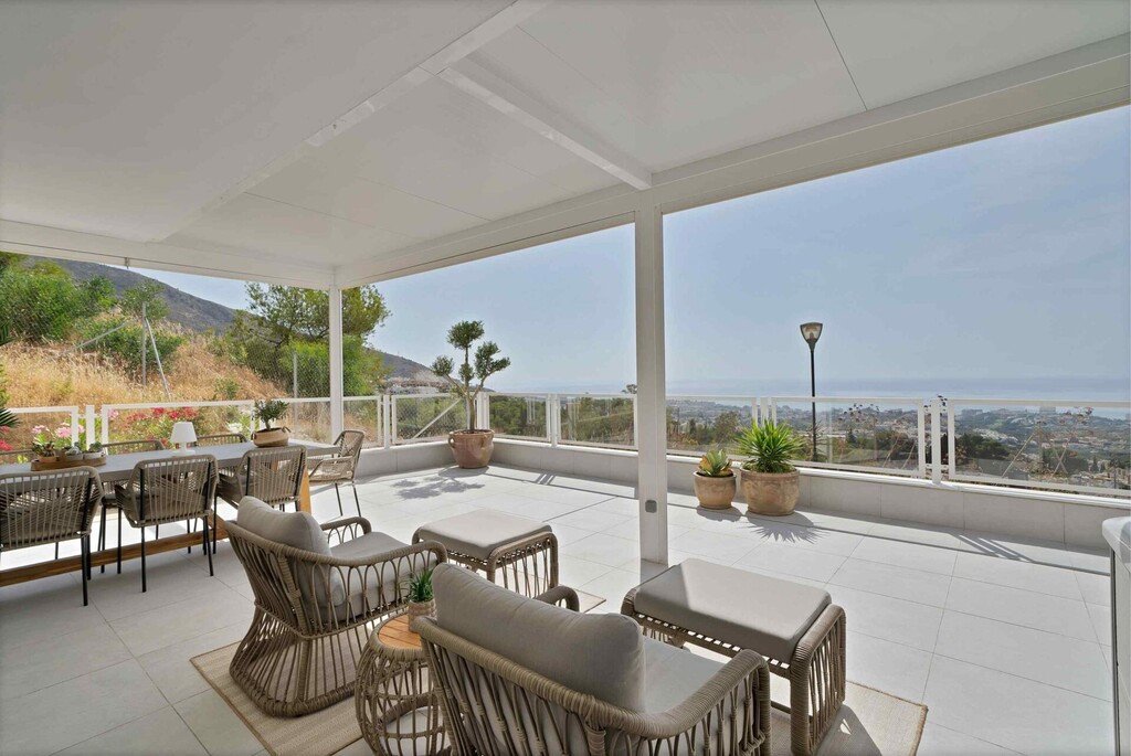 5 Bed Middle Floor Apartment in Benalmadena Pueblo