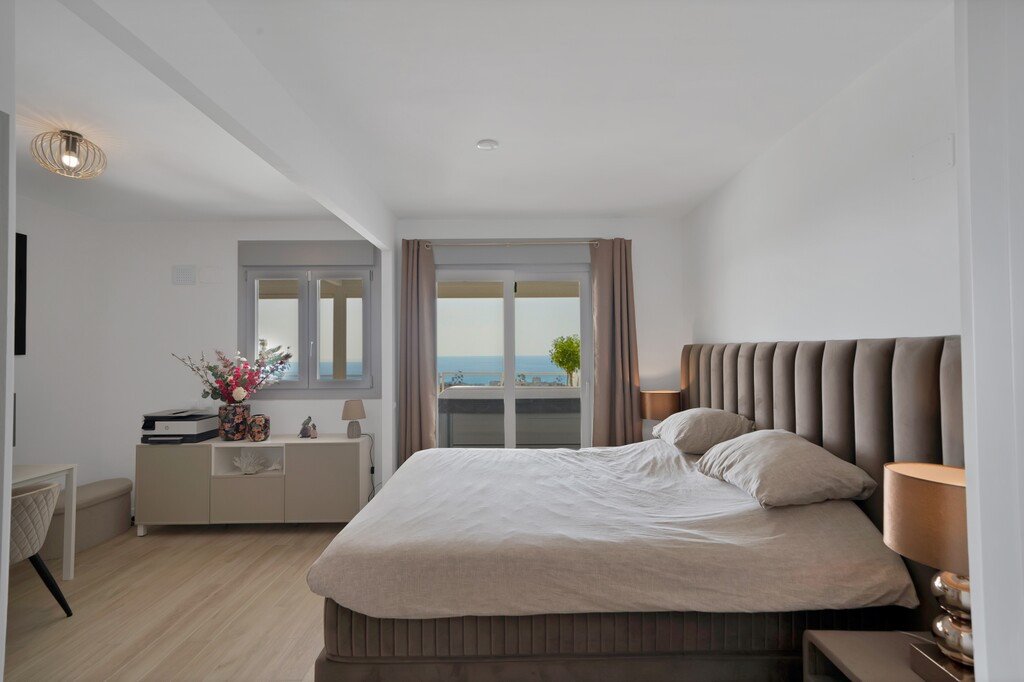 5 Bed Middle Floor Apartment in Benalmadena Pueblo