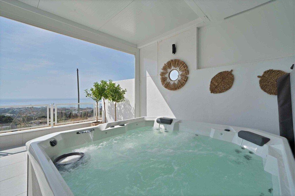 5 Bed Middle Floor Apartment in Benalmadena Pueblo