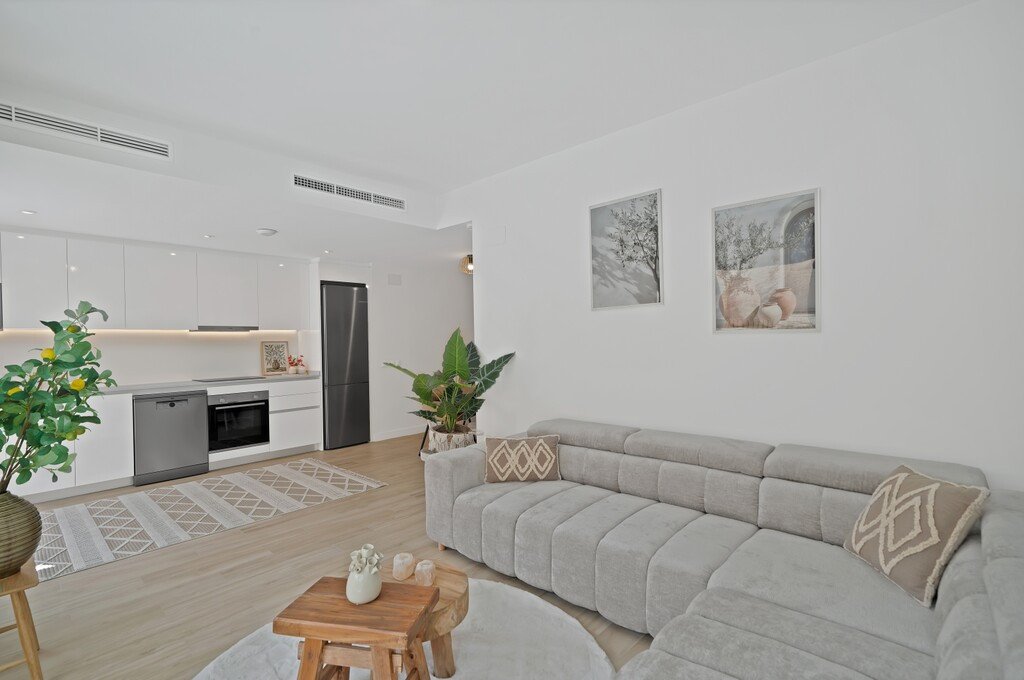 5 Bed Middle Floor Apartment in Benalmadena Pueblo