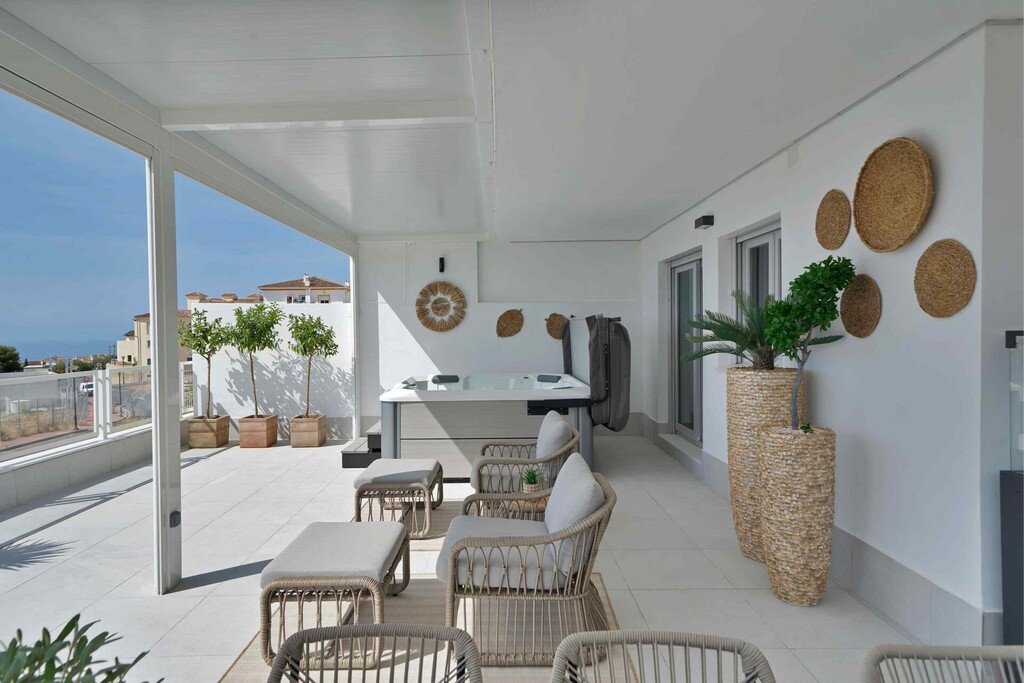 5 Bed Middle Floor Apartment in Benalmadena Pueblo