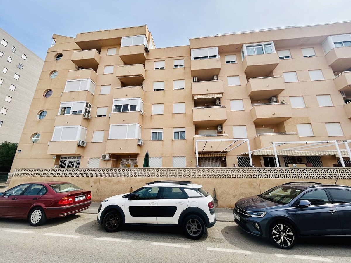2 Bed Middle Floor Apartment in Torrevieja