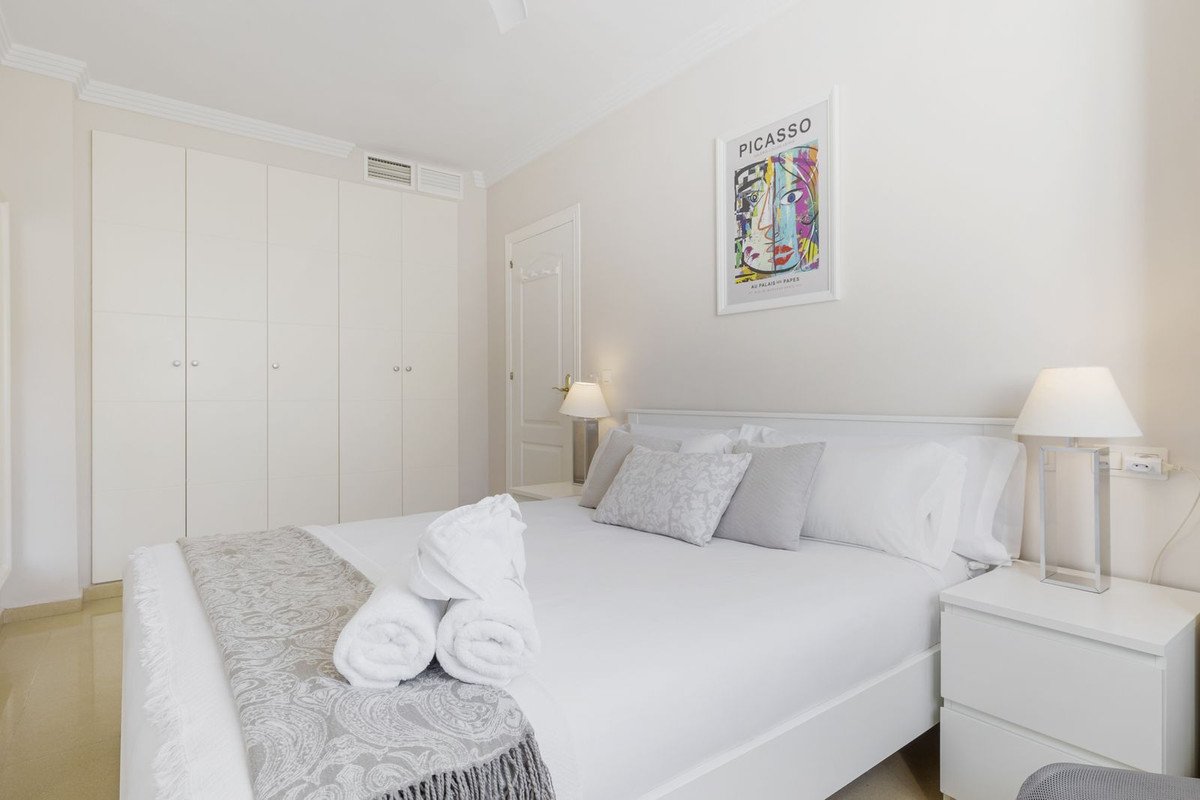 1 Bed Middle Floor Apartment in Nueva Andalucía