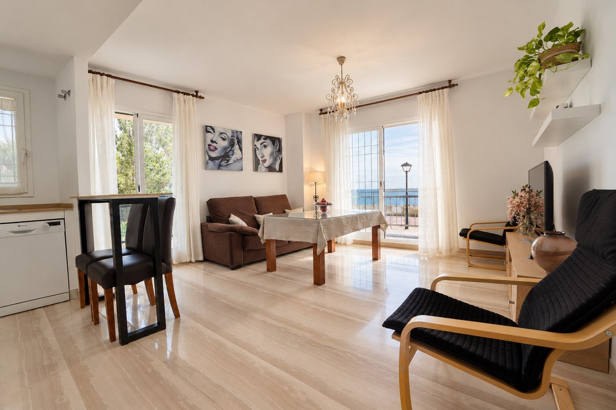 2 Bed Middle Floor Apartment in Fuengirola