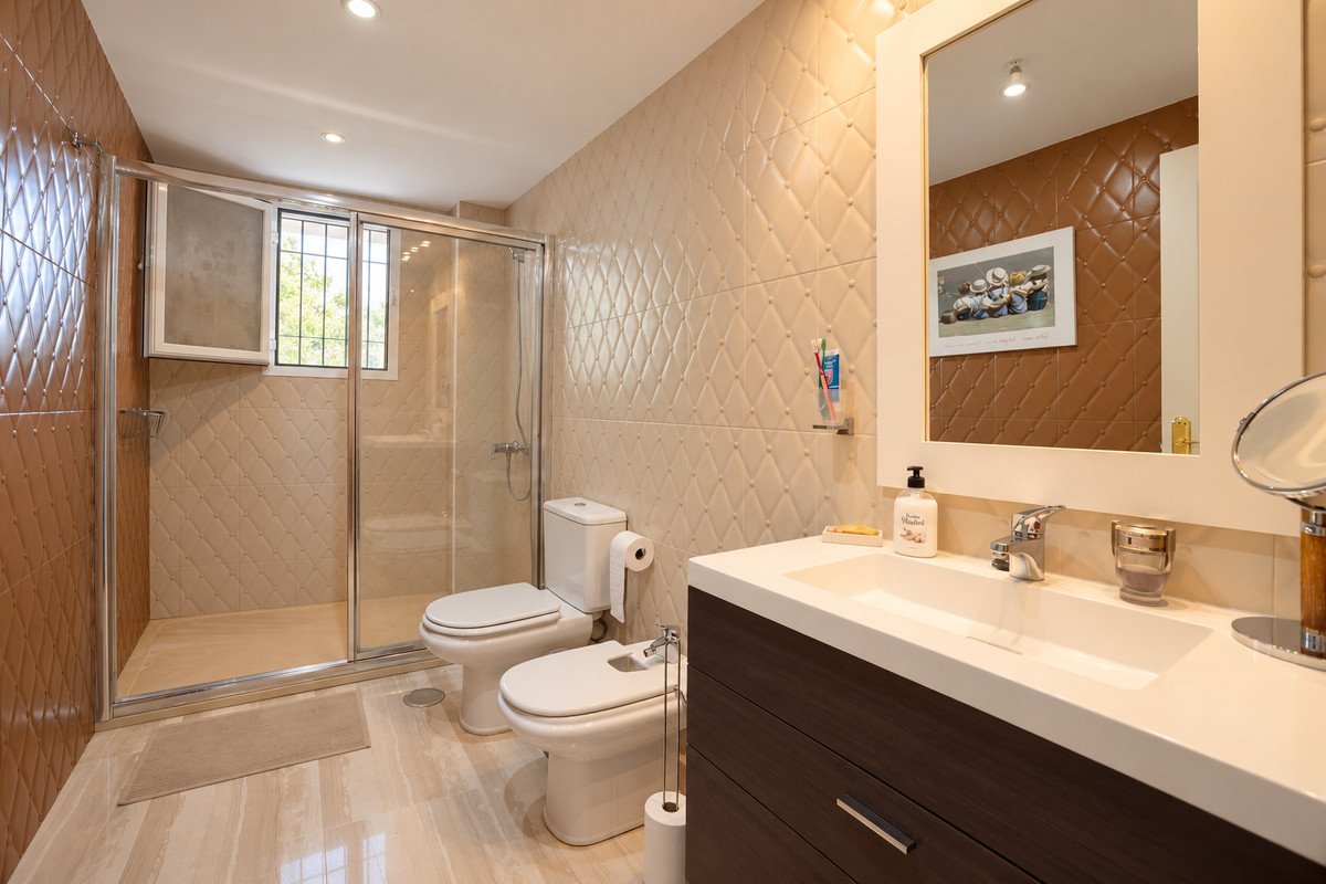 2 Bed Middle Floor Apartment in Fuengirola