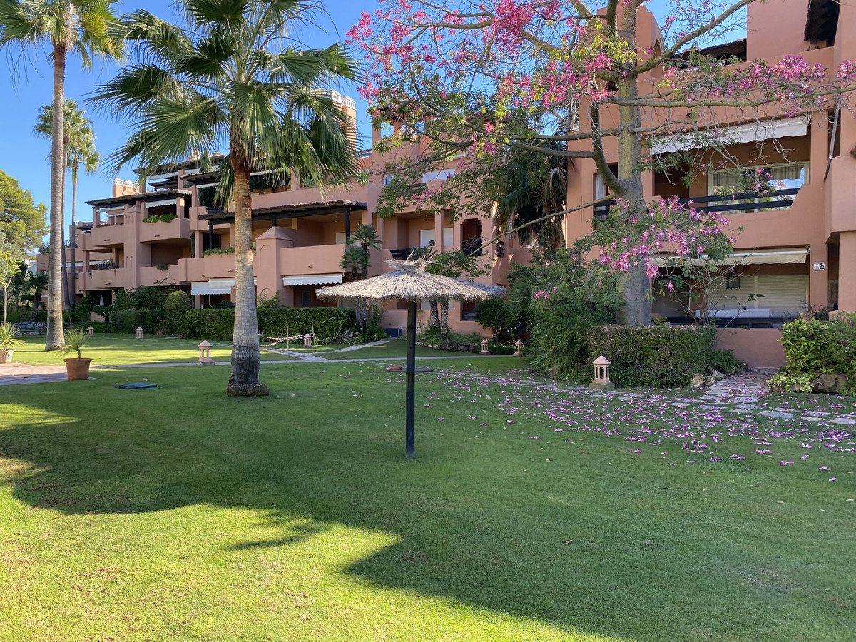 2 Bed Middle Floor Apartment in Guadalmina Baja