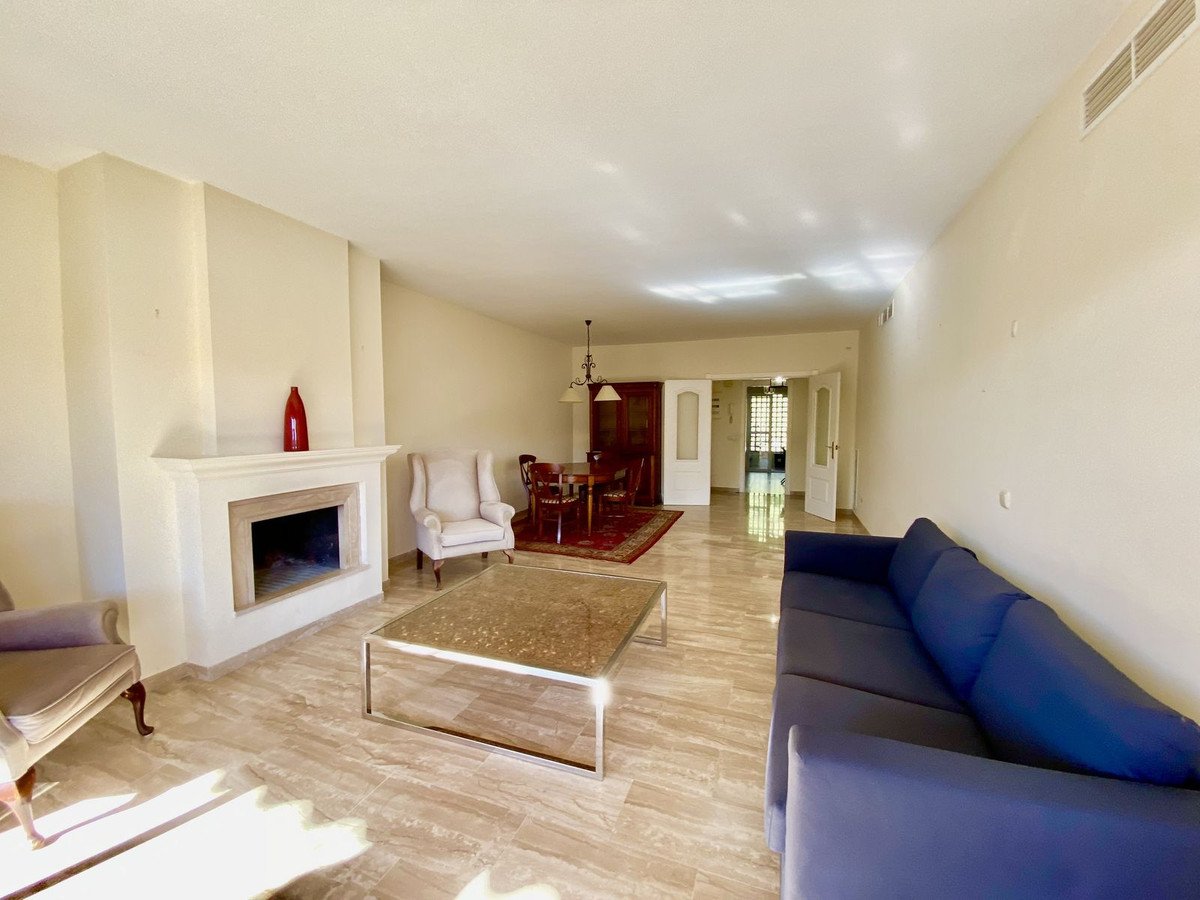 2 Bed Middle Floor Apartment in Guadalmina Baja