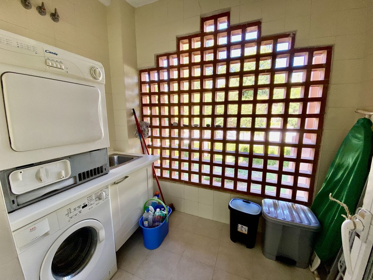 2 Bed Middle Floor Apartment in Guadalmina Baja