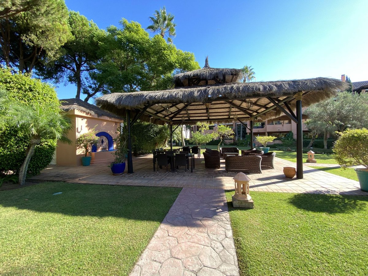 2 Bed Middle Floor Apartment in Guadalmina Baja