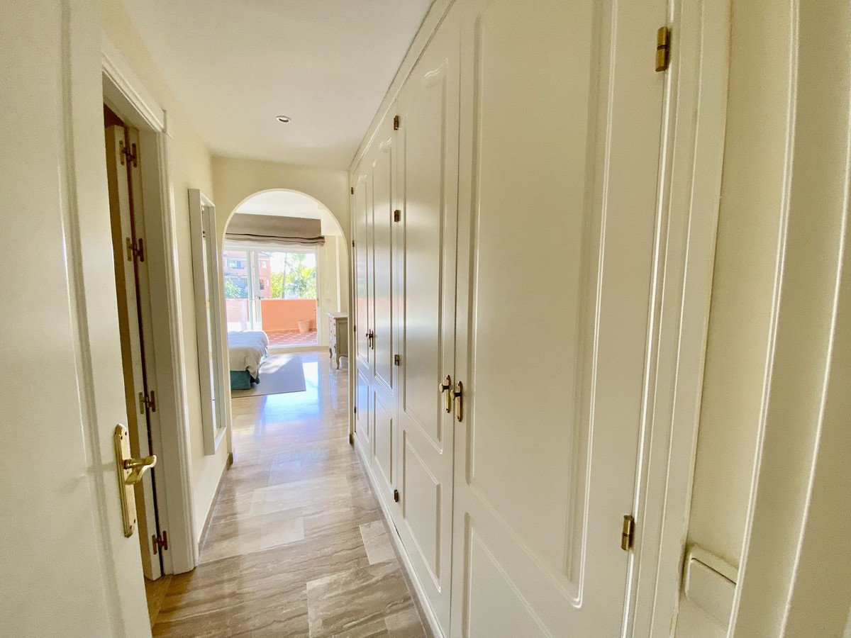 2 Bed Middle Floor Apartment in Guadalmina Baja